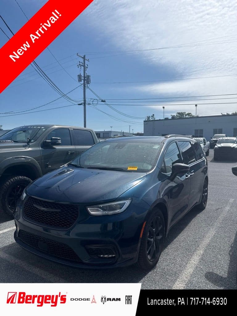 2025 Chrysler Pacifica Limited — photo 1 of 17