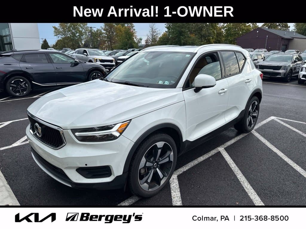 2020 Volvo XC40 Momentum — photo 1 of 14