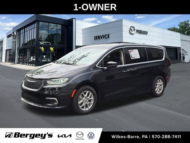 2024 Chrysler Pacifica Touring L — photo 1 of 34