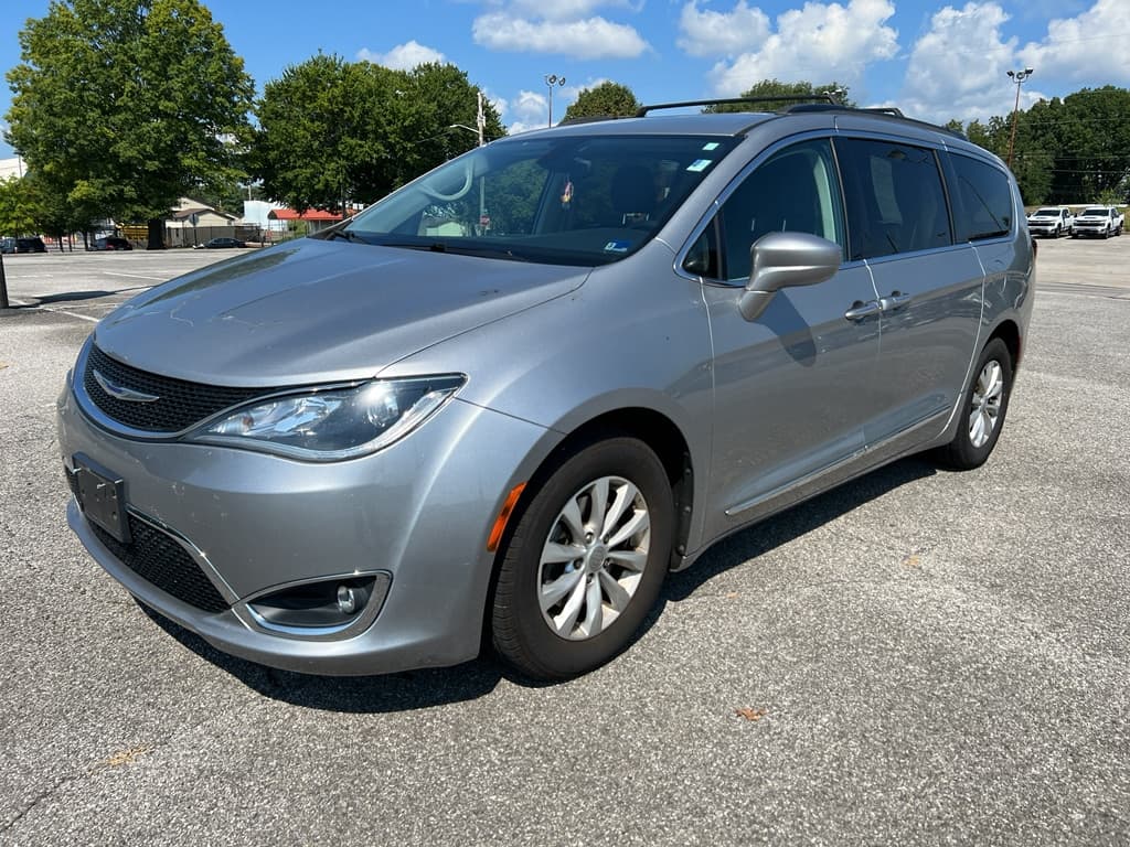 2017 Chrysler Pacifica Touring-L — photo 1 of 13