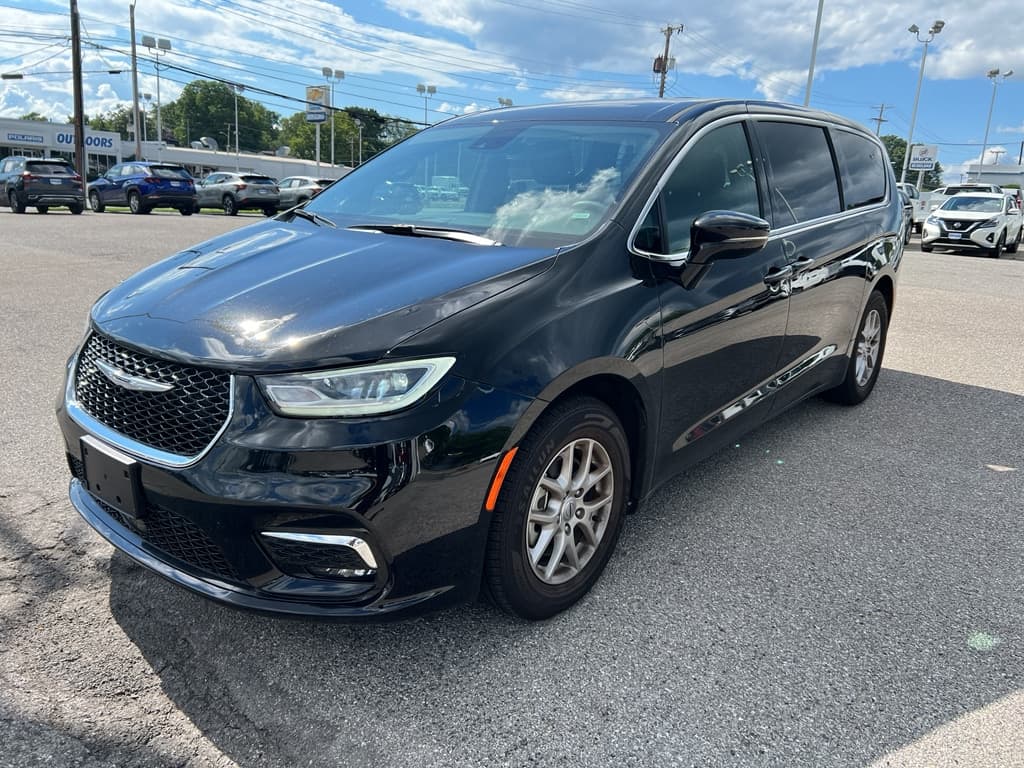 2025 Chrysler Pacifica Select — photo 1 of 13