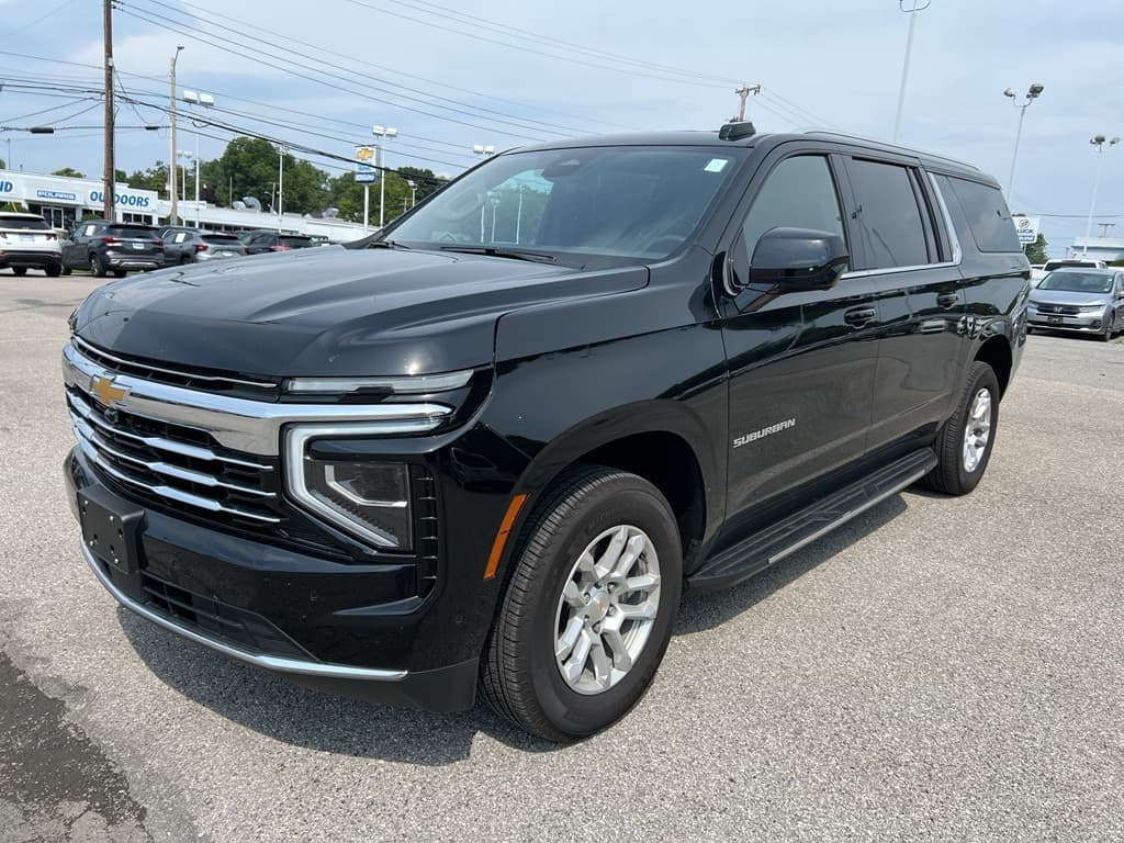 2025 Chevrolet Suburban LT — photo 1 of 14