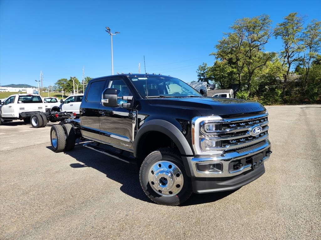 2027 Ford Super Duty F-550 DRW LARIAT — photo 1 of 21