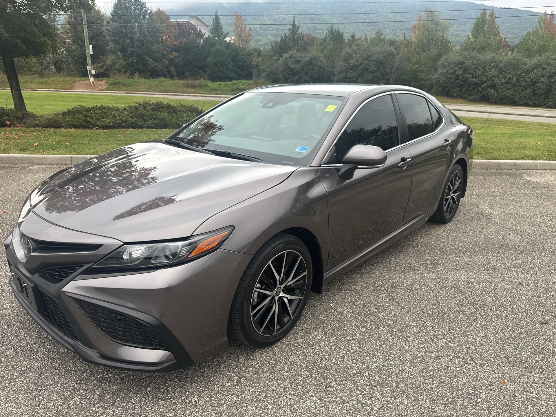2024 Toyota Camry SE — photo 1 of 9