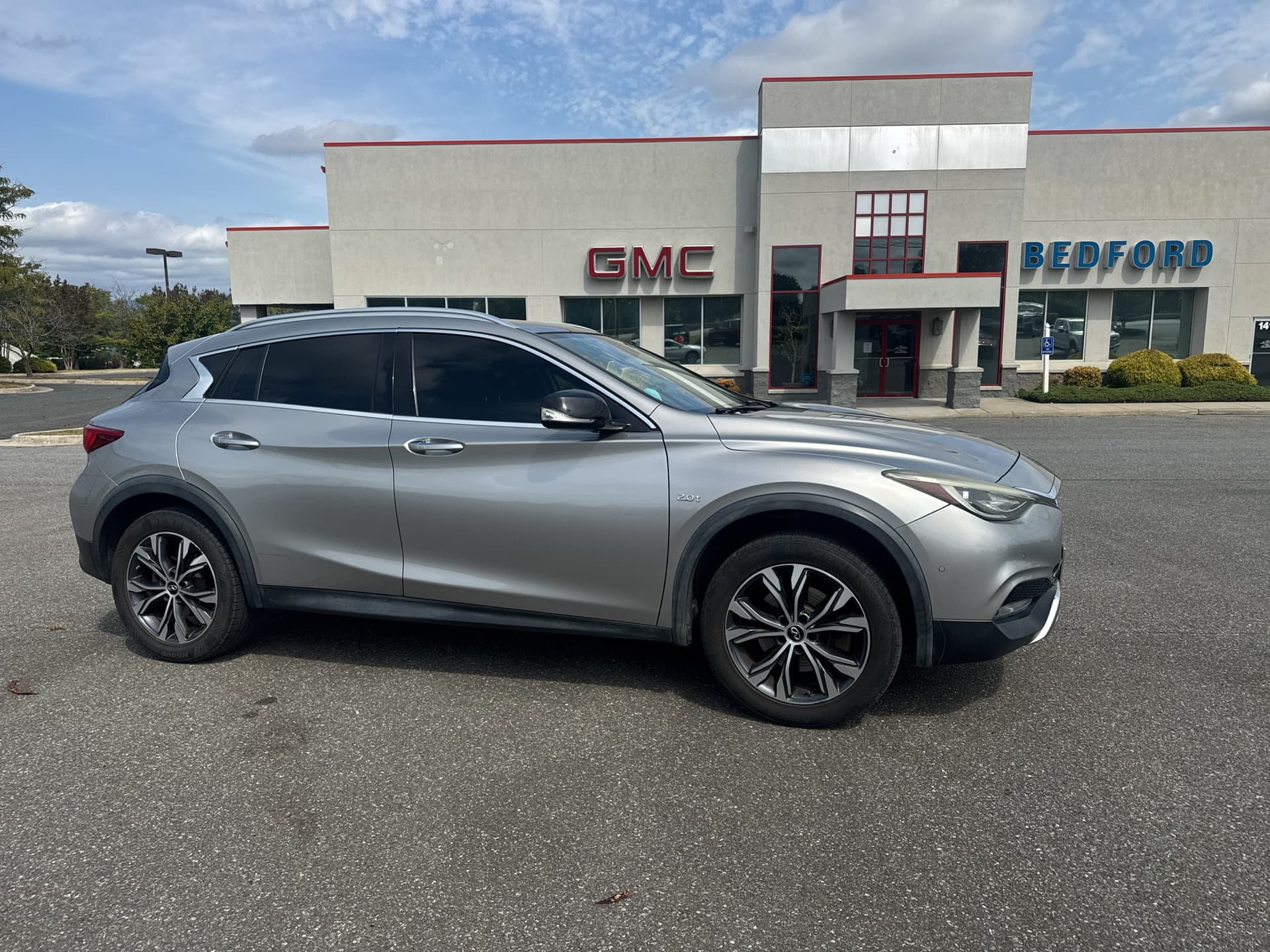 2017 INFINITI QX30 Premium — photo 1 of 3