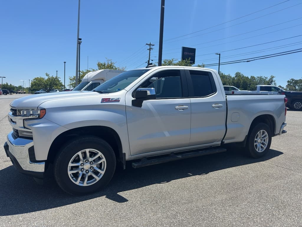 2020 Chevrolet Silverado LT — photo 1 of 3