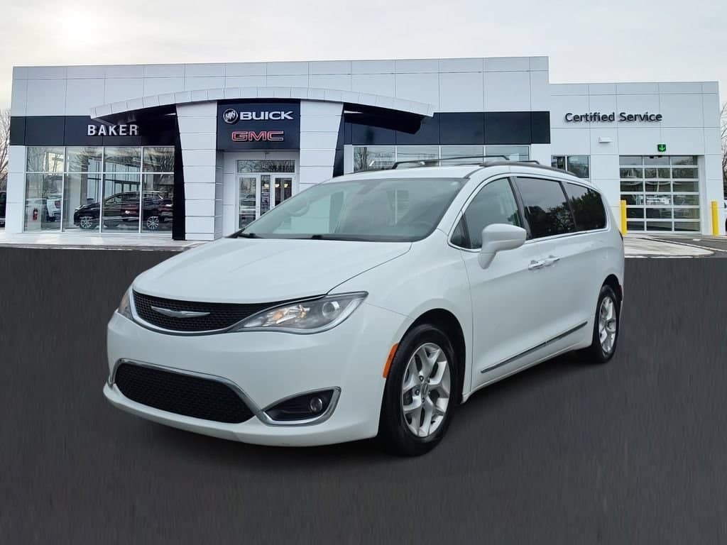 2017 Chrysler Pacifica Touring-L — photo 1 of 38