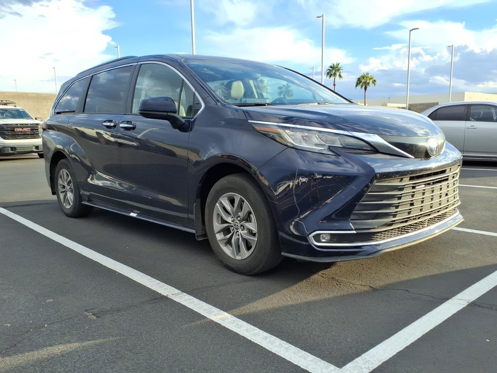 2022 Toyota Sienna XLE — photo 1 of 3