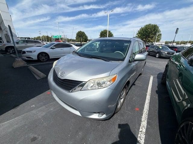 2011 Toyota Sienna LE — photo 1 of 9