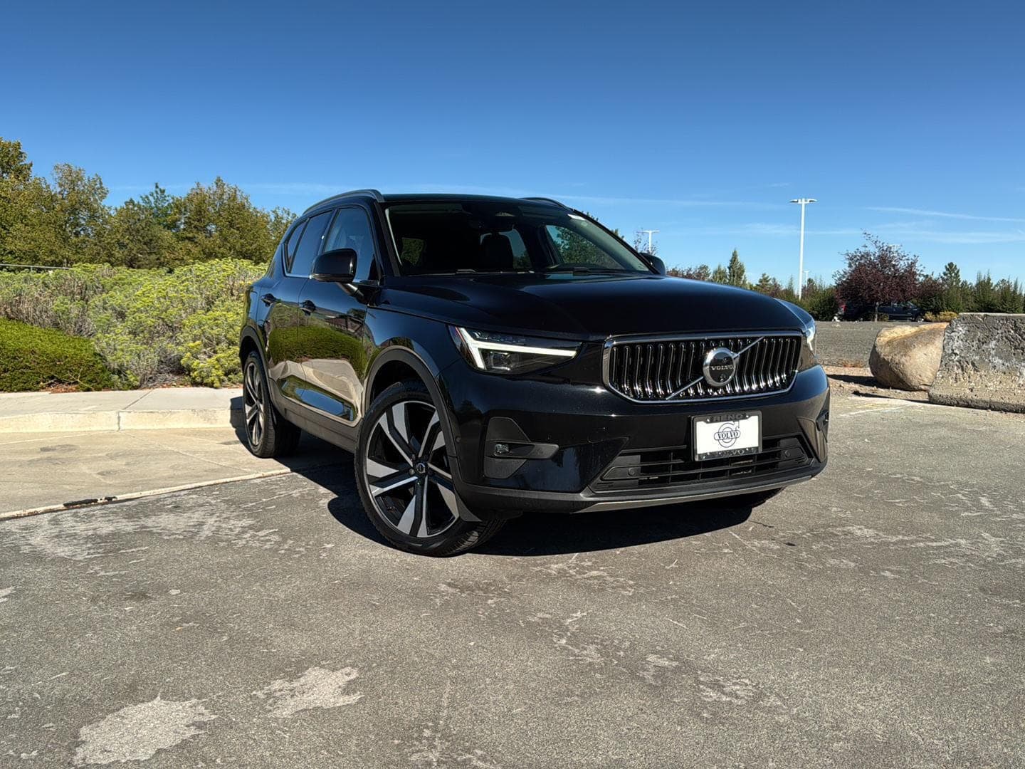 2024 Volvo XC40 Ultimate Bright Theme — photo 1 of 29