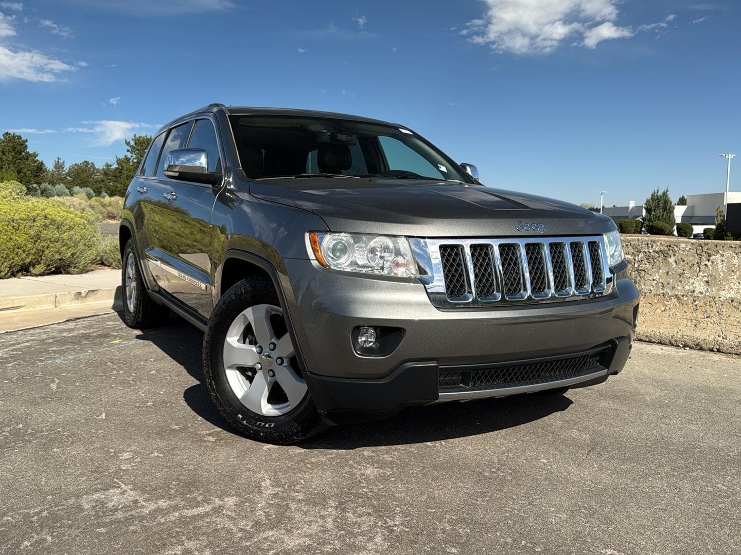 2011 Jeep Grand Cherokee Overland — photo 1 of 29