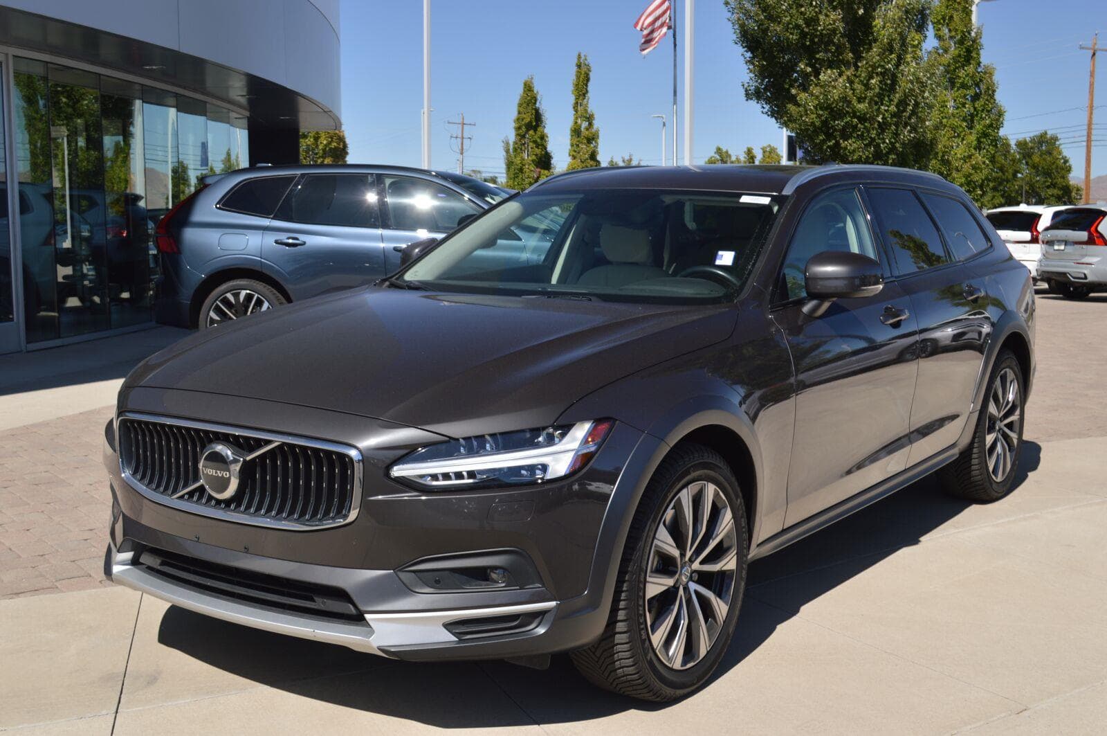 2021 Volvo V90 Cross Country Base — photo 1 of 12