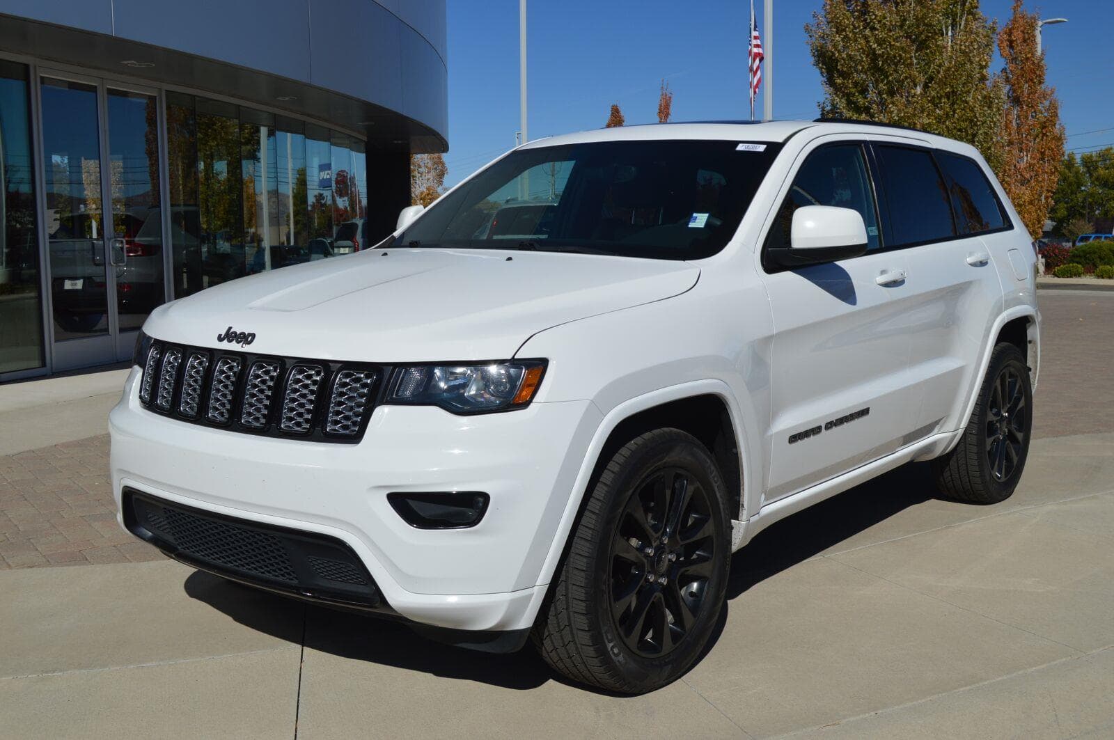 2019 Jeep Grand Cherokee Altitude — photo 1 of 12