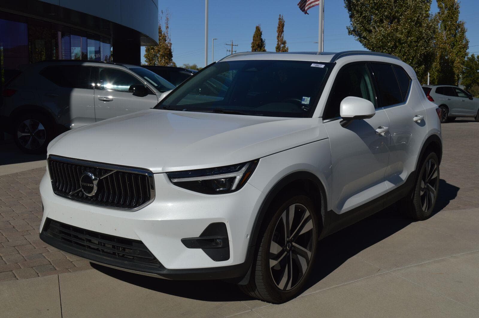 2023 Volvo XC40 Ultimate Bright Theme — photo 1 of 12