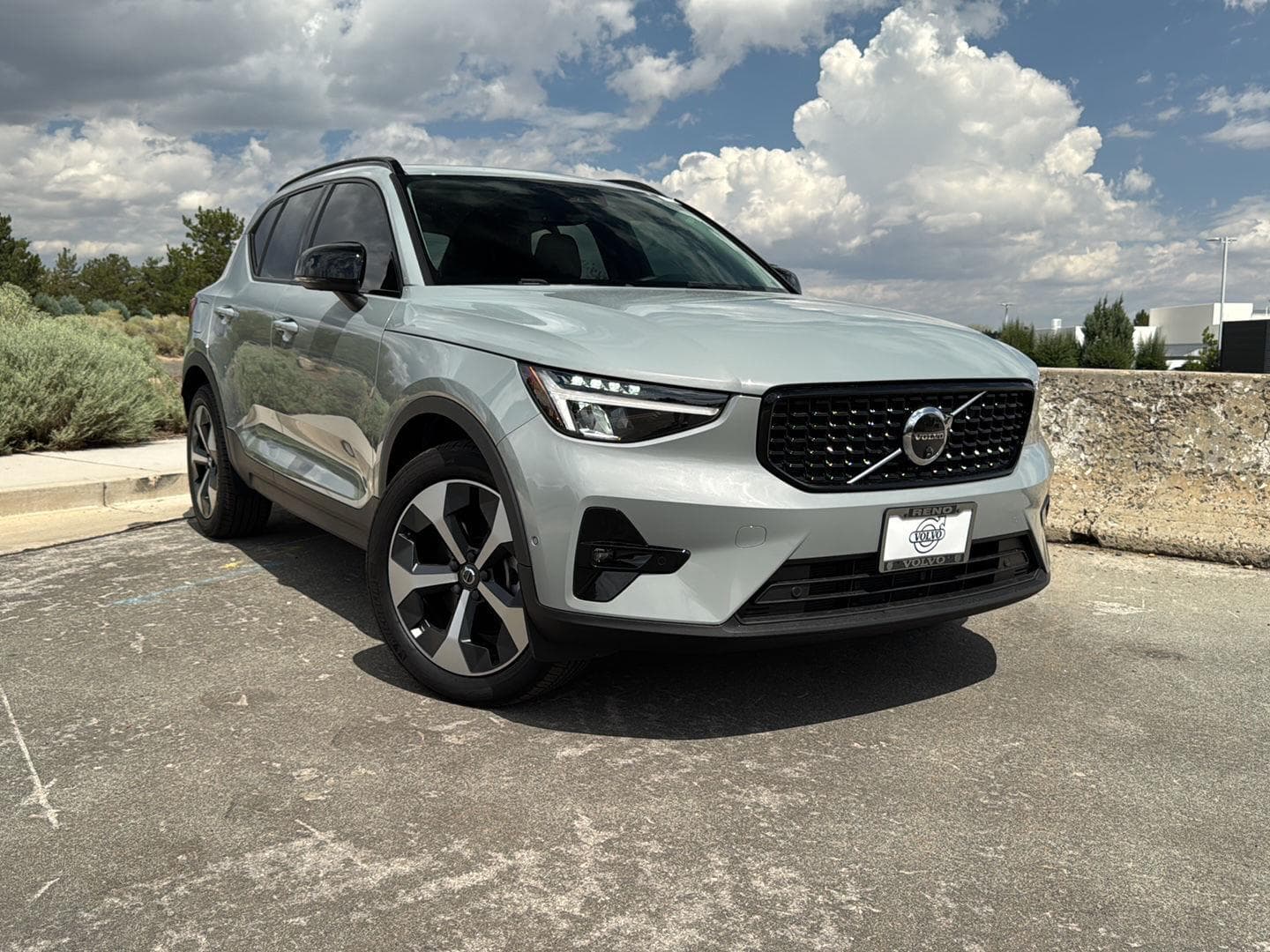 2025 Volvo XC40 Plus Dark Theme — photo 1 of 26