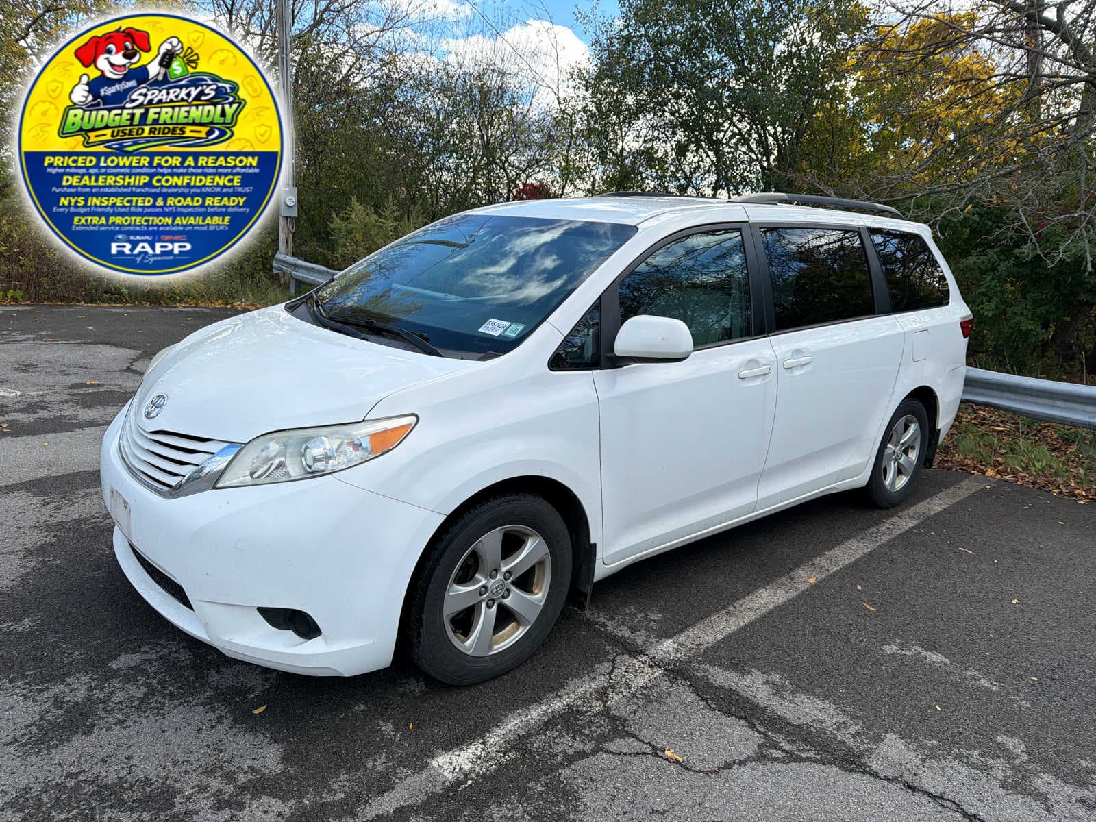 2017 Toyota Sienna LE — photo 1 of 20