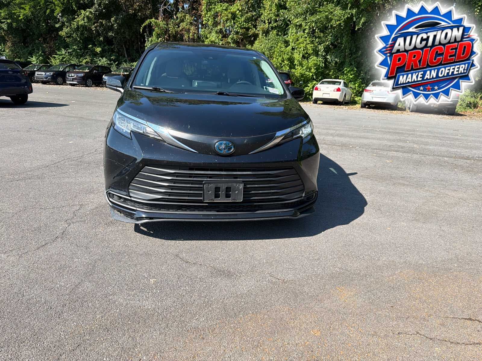 2021 Toyota Sienna LE — photo 1 of 4
