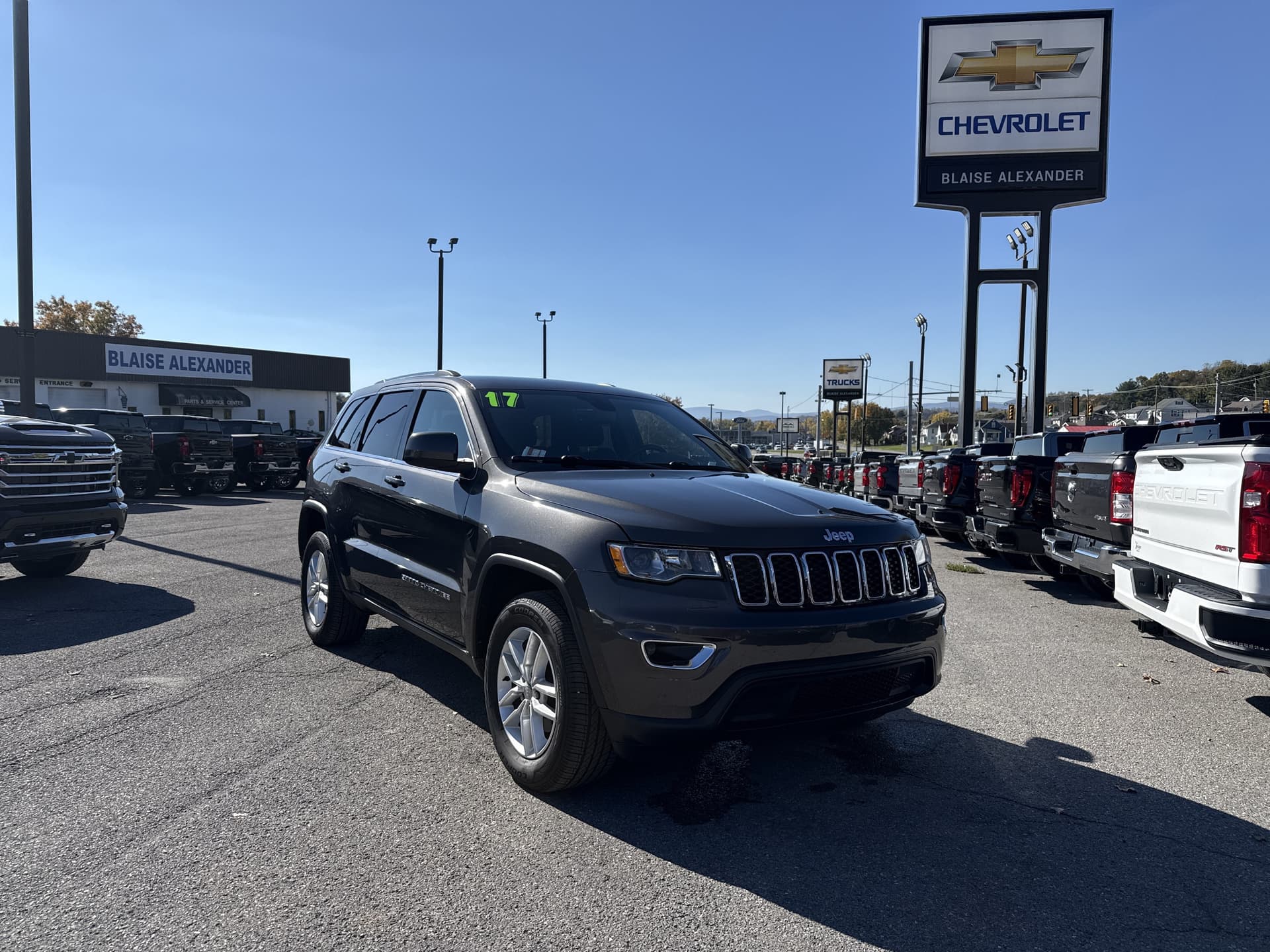 2017 Jeep Grand Cherokee Laredo — photo 1 of 29