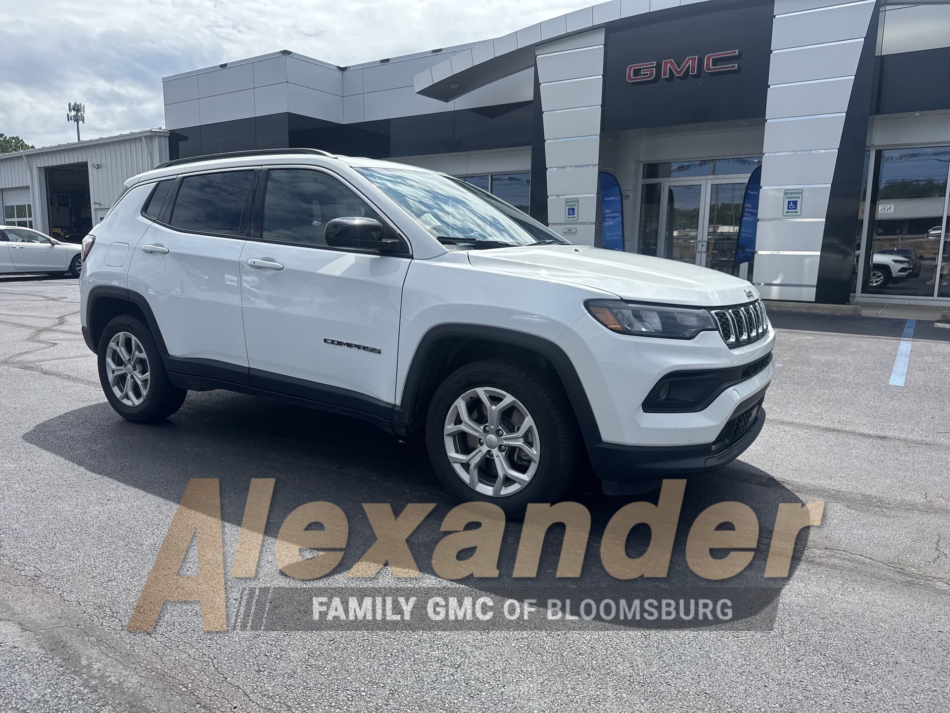 2024 Jeep Compass Latitude — photo 1 of 28