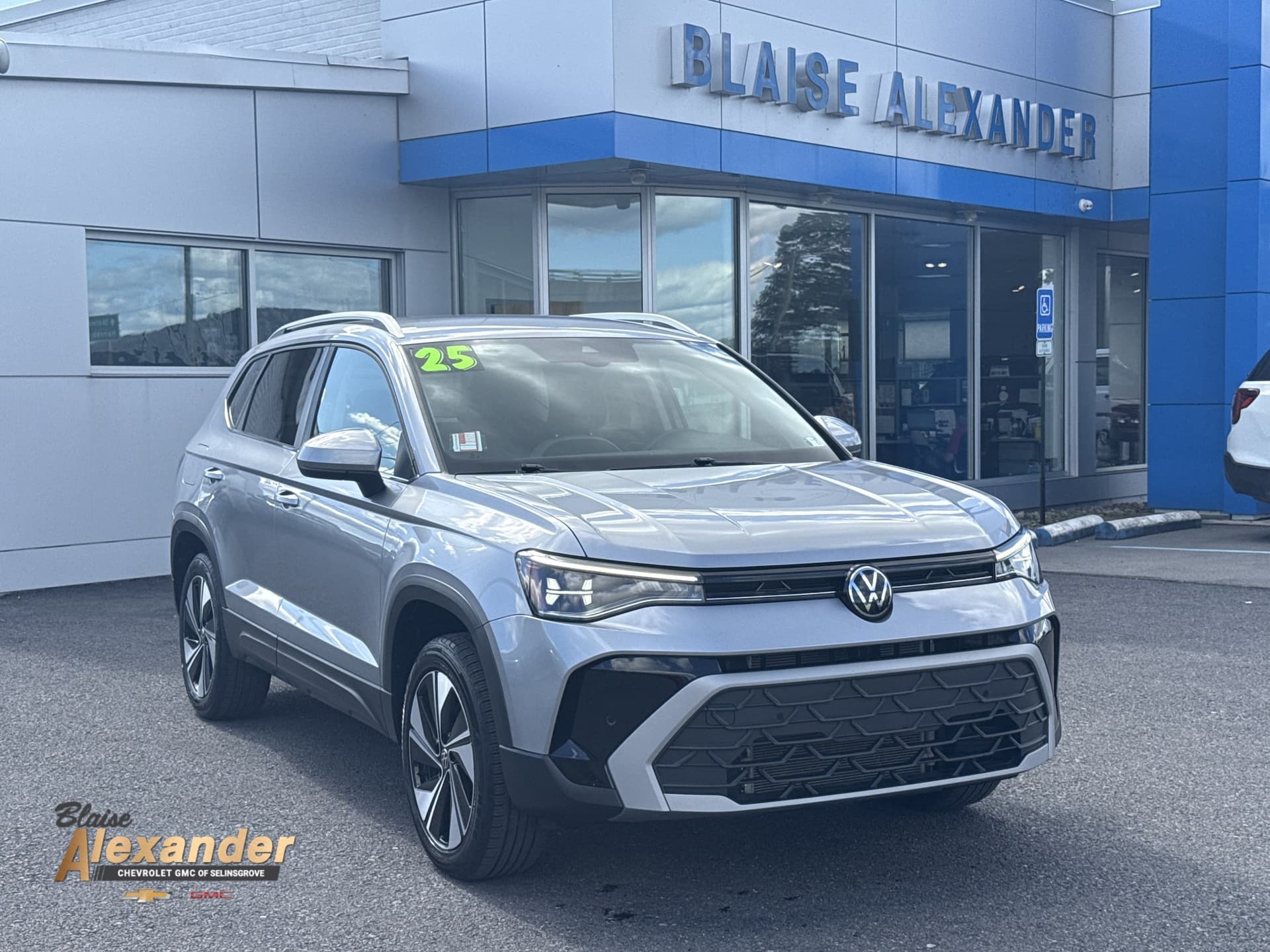 2025 Volkswagen Taos SE — photo 1 of 31