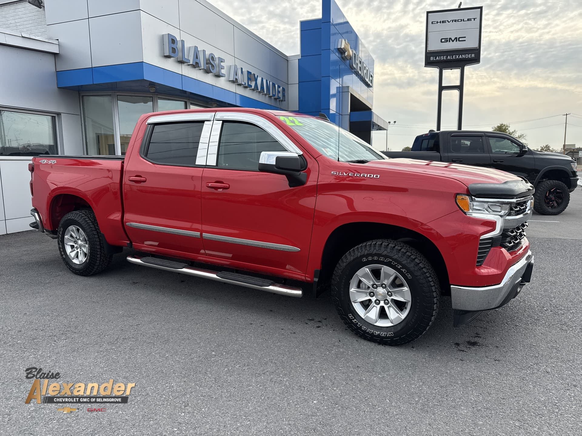 2022 Chevrolet Silverado 1500 LT — photo 1 of 28