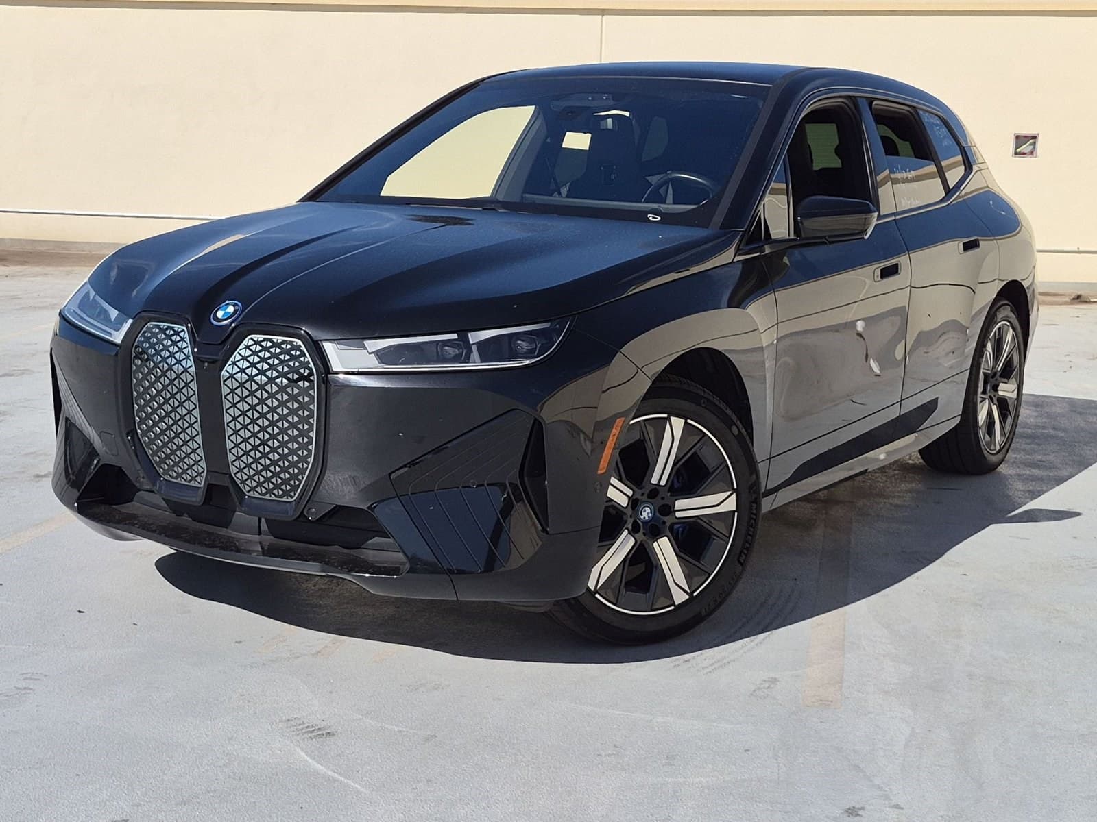 2024 BMW iX xDrive50 — photo 1 of 15
