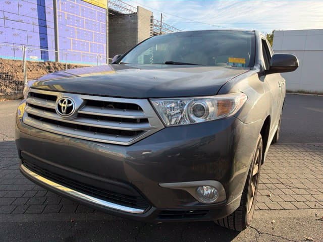 2013 Toyota Highlander Plus — photo 1 of 9