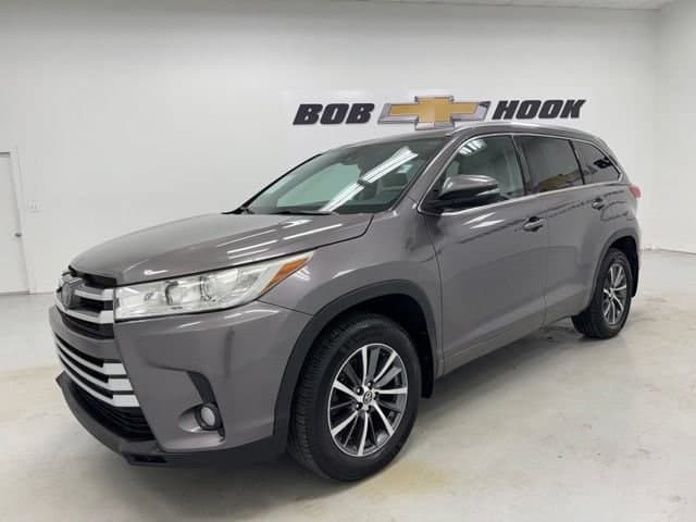 2018 Toyota Highlander SE — photo 1 of 40
