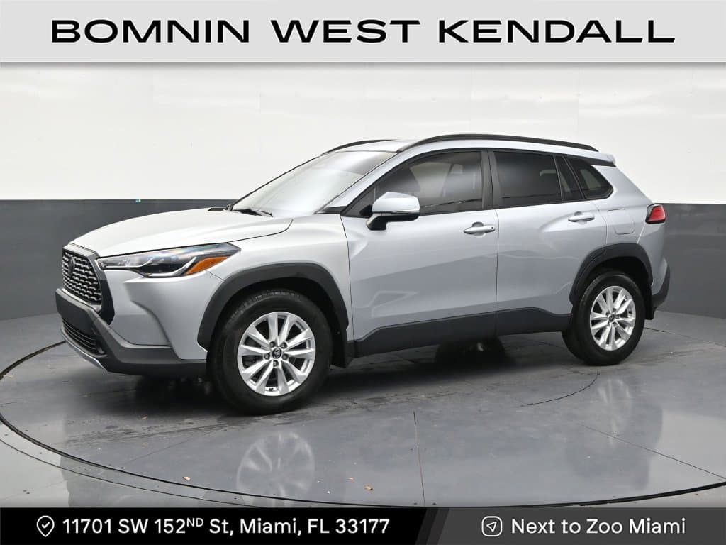 2024 Toyota Corolla Cross LE — photo 1 of 32