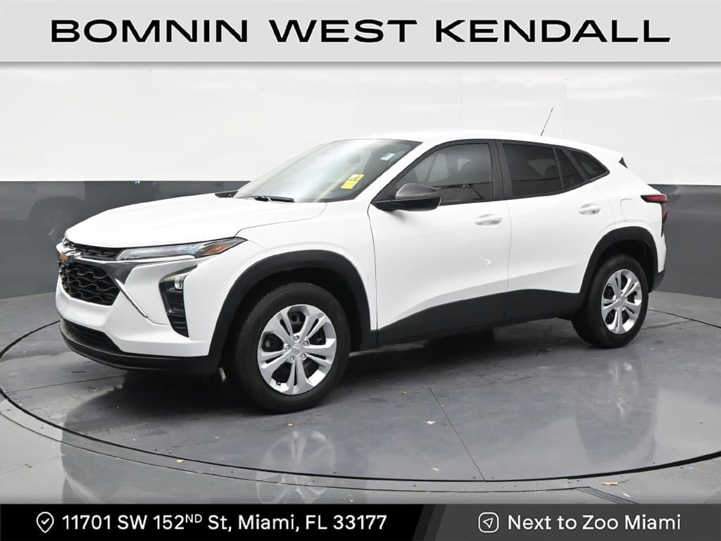 2024 Chevrolet Trax LS — photo 1 of 33