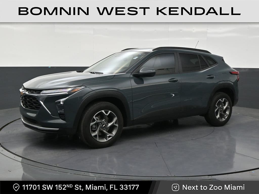 2025 Chevrolet Trax LT — photo 1 of 33