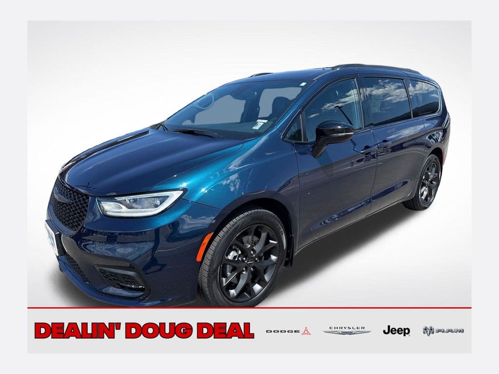 2024 Chrysler Pacifica Touring L — photo 1 of 31