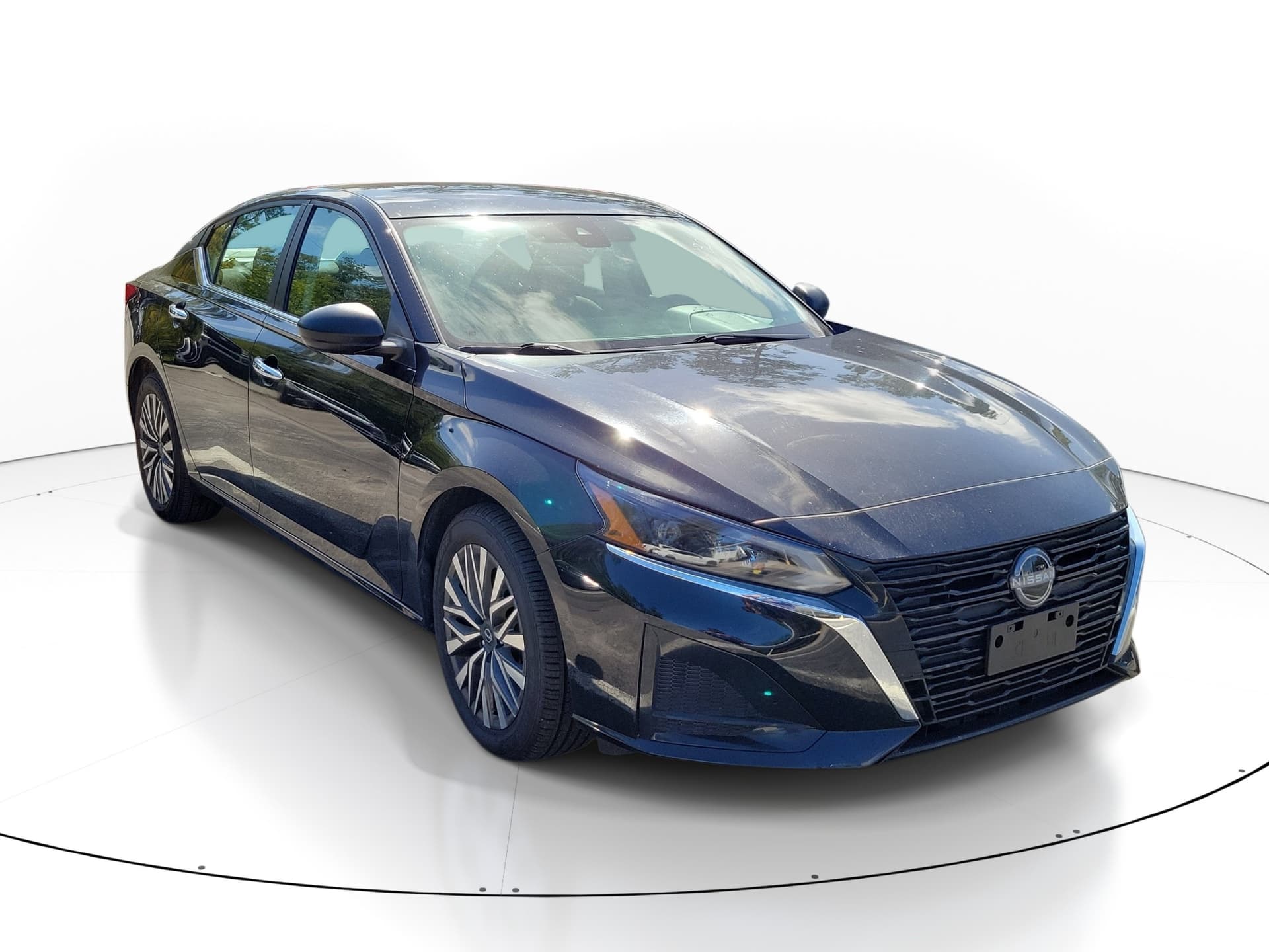 2025 Nissan Altima SV — photo 1 of 10