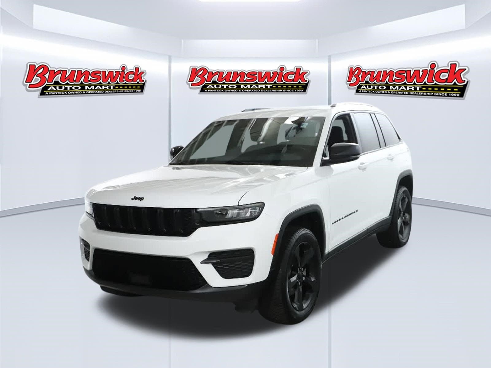 2023 Jeep Grand Cherokee Laredo — photo 1 of 45