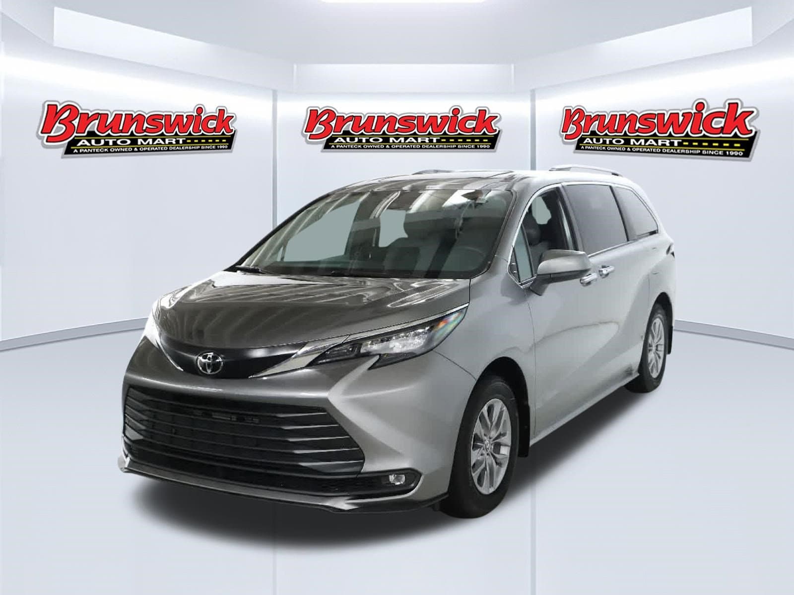 2026 Toyota Sienna XLE — photo 1 of 44