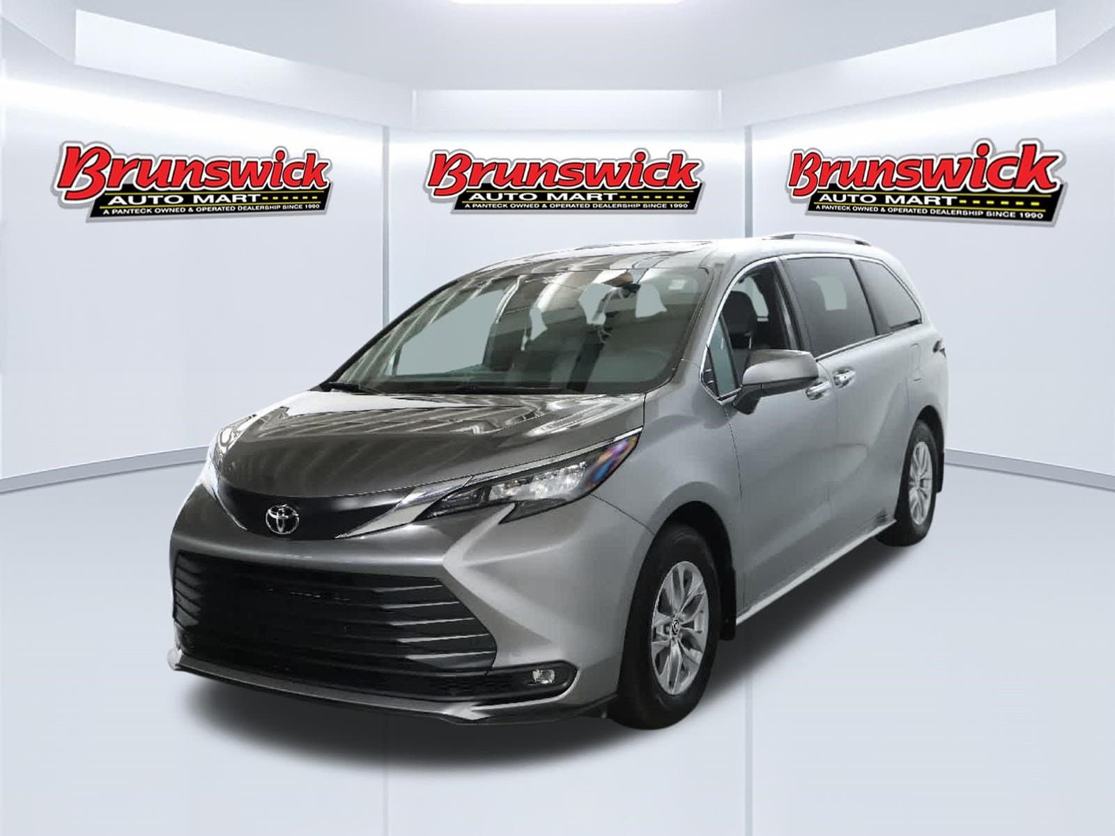 2026 Toyota Sienna XLE — photo 1 of 44