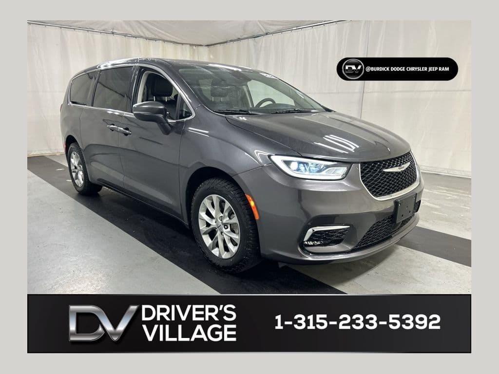 2023 Chrysler Pacifica Touring L — photo 1 of 24