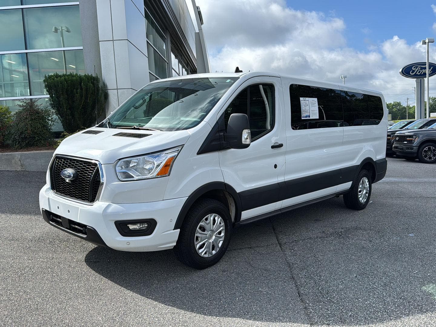 Foto de 2021 Ford Transit-350 Passenger 