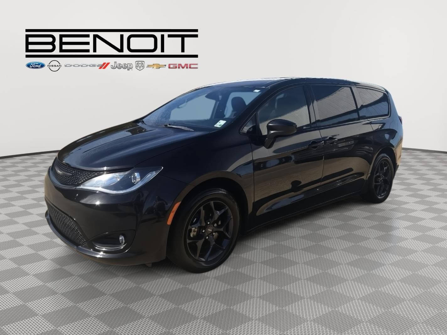 2020 Chrysler Pacifica Touring — photo 1 of 22