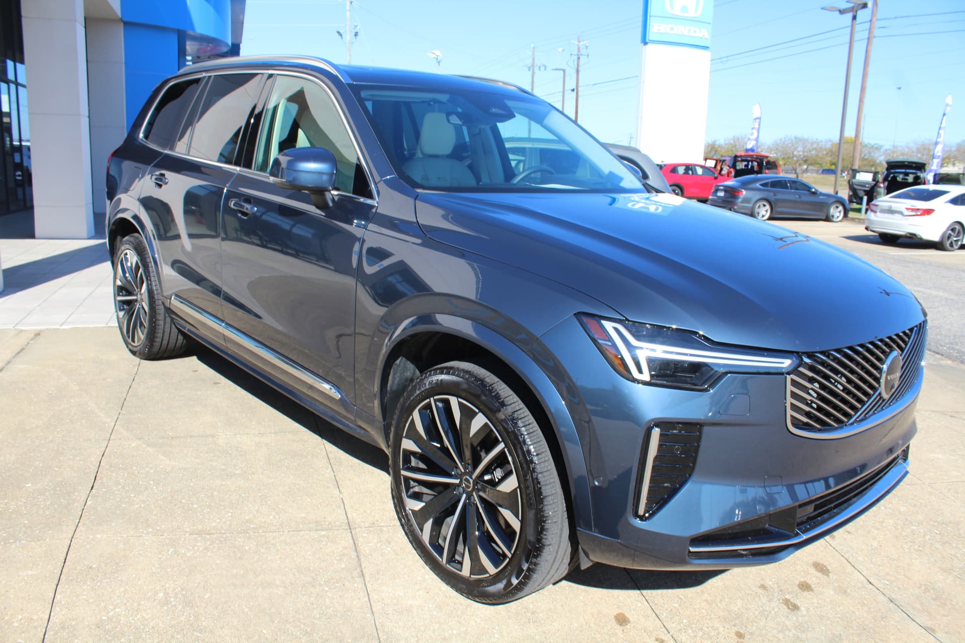 2026 Volvo XC90 Base — photo 1 of 5