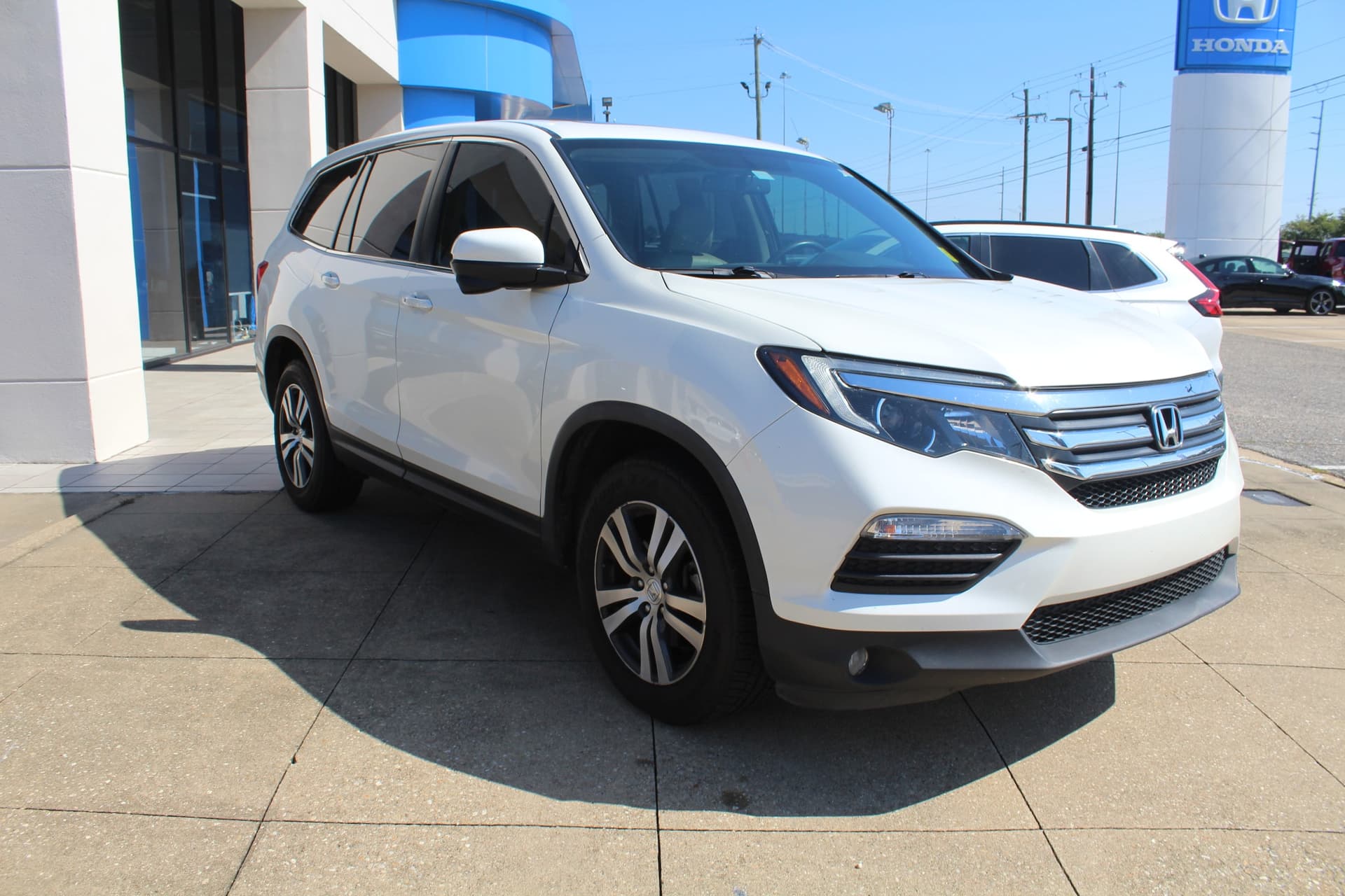 2018 Honda Pilot Base — photo 1 of 5