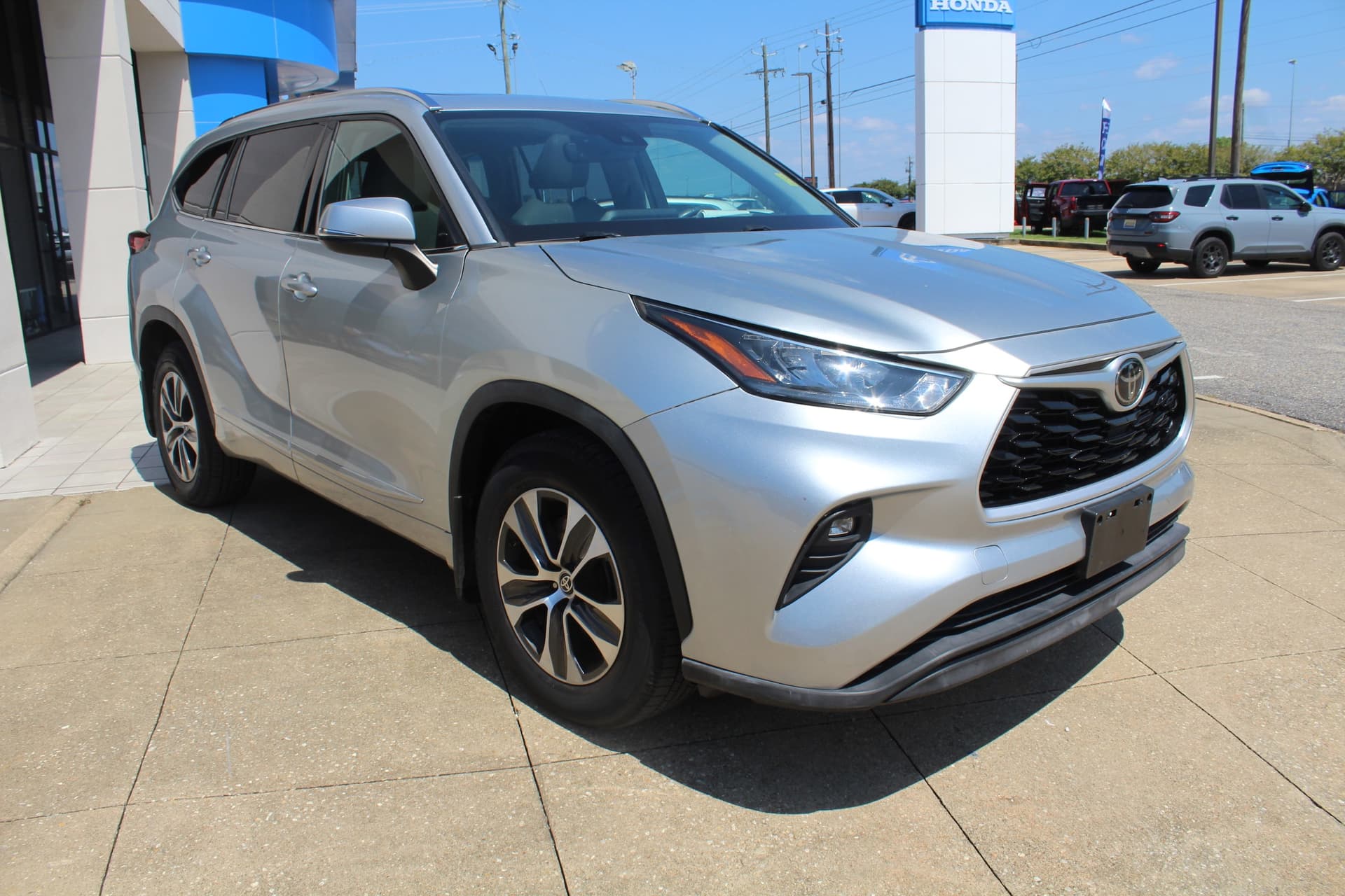 2020 Toyota Highlander XLE — photo 1 of 24