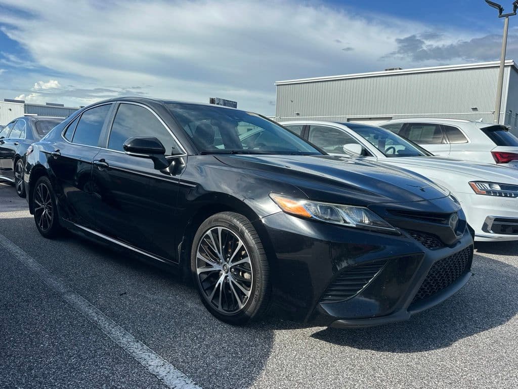 2018 Toyota Camry SE — photo 1 of 6