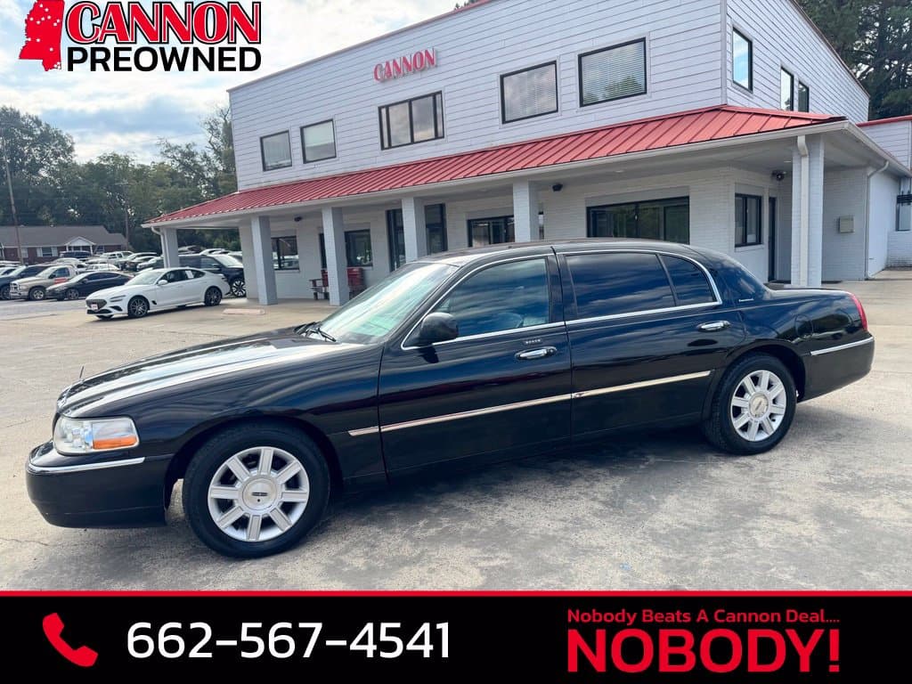 2007 Lincoln Town Car Base — photo 1 of 27