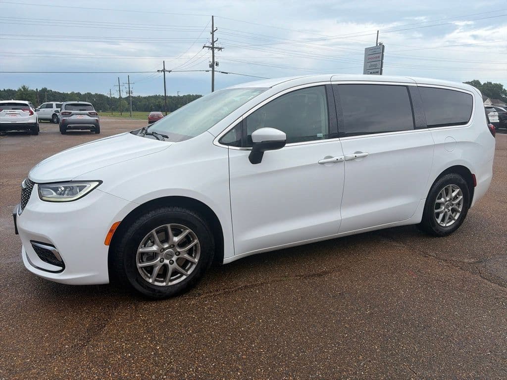 2023 Chrysler Pacifica Touring L — photo 1 of 36