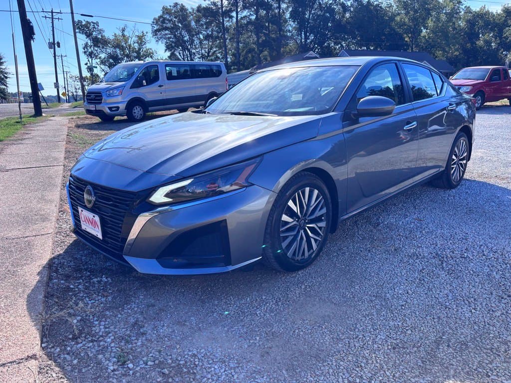 2023 Nissan Altima 2.5 SV — photo 1 of 15