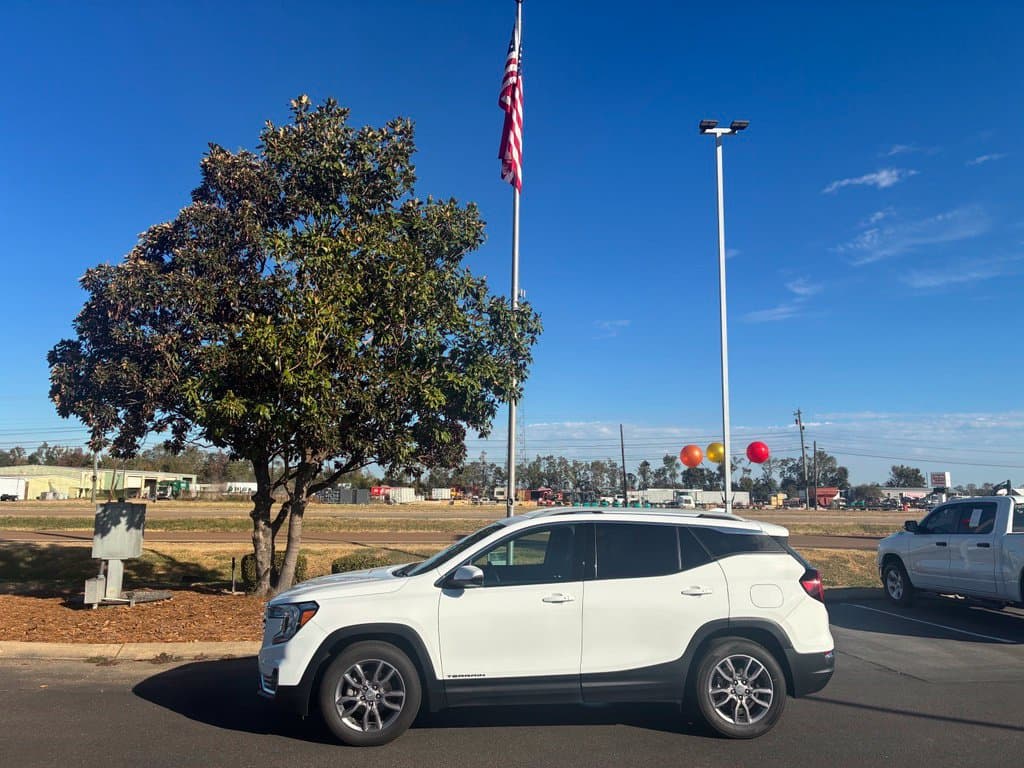 2023 GMC Terrain SLT — photo 1 of 17