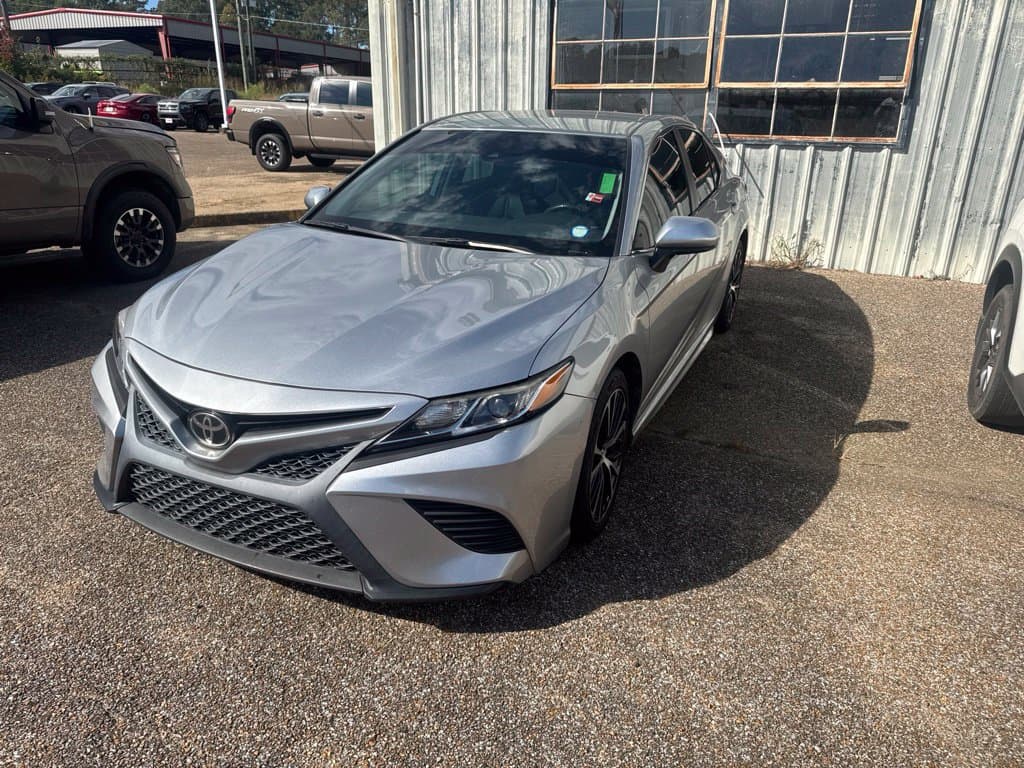 2020 Toyota Camry SE — photo 1 of 4