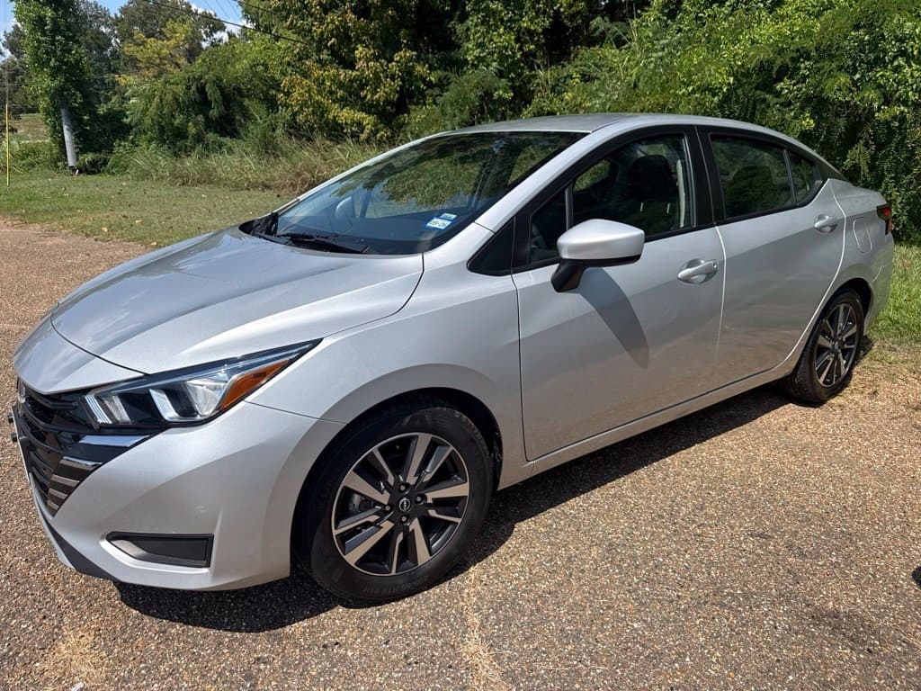 2024 Nissan Versa SV — photo 1 of 8