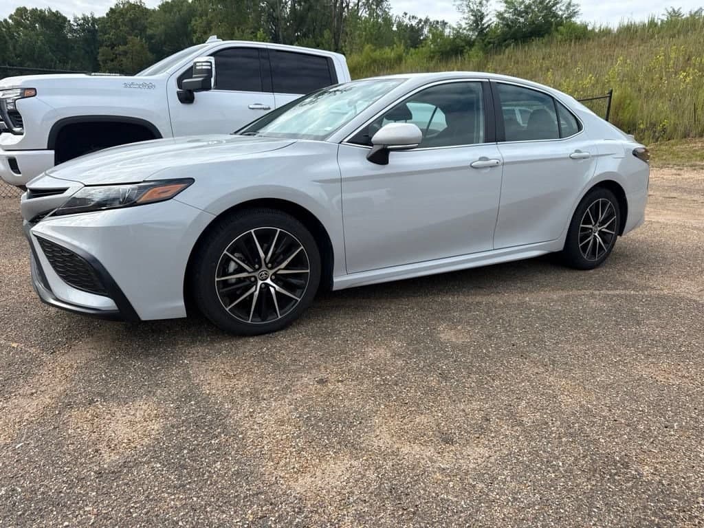 2024 Toyota Camry SE — photo 1 of 23